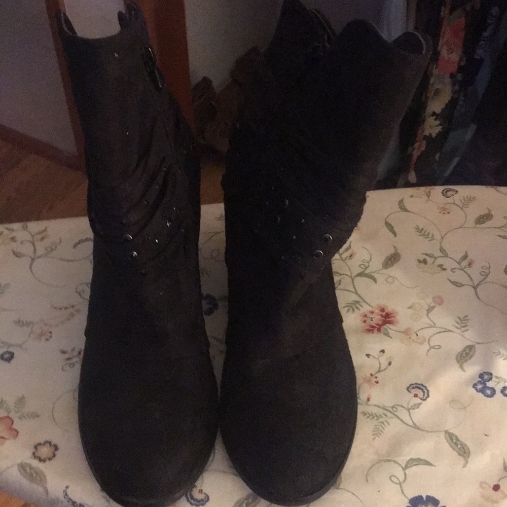 Black fringe heeled boots